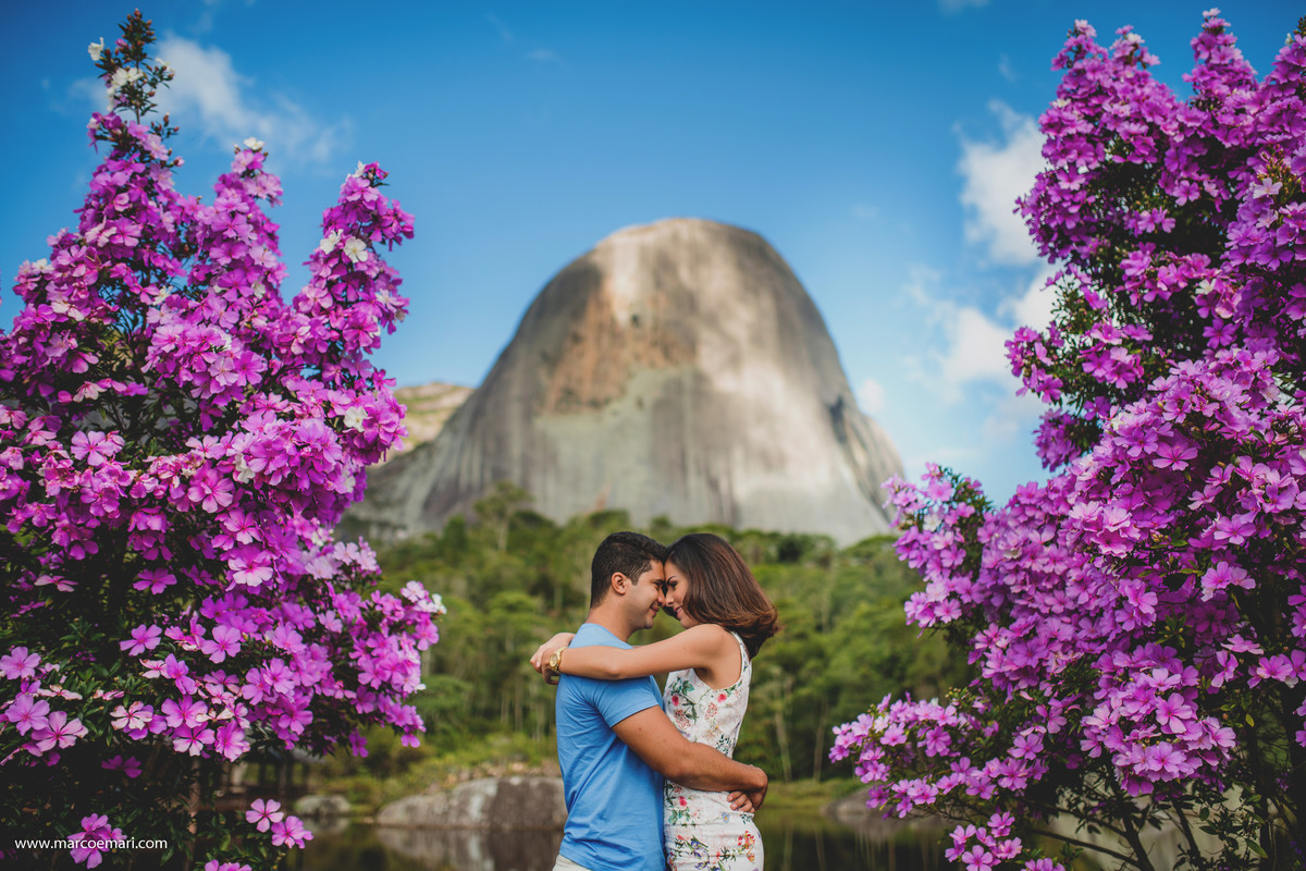 pre casamento, e session, save the date, flores, pedra azul, ensaio romantico, fotografo do espírito santo, fotografia de casamento,  campo de flores,