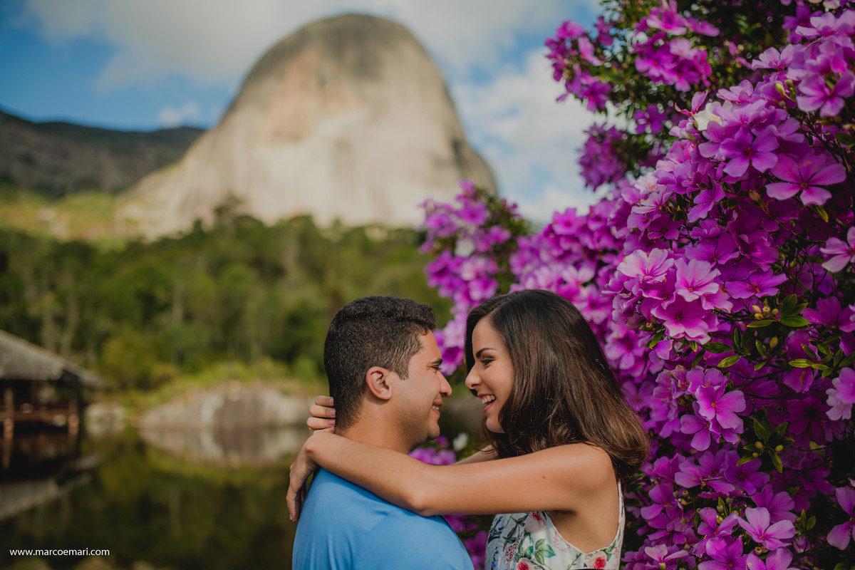 pre casamento, e session, save the date, flores, pedra azul, ensaio romantico, fotografo do espírito santo, fotografia de casamento,  campo de flores,