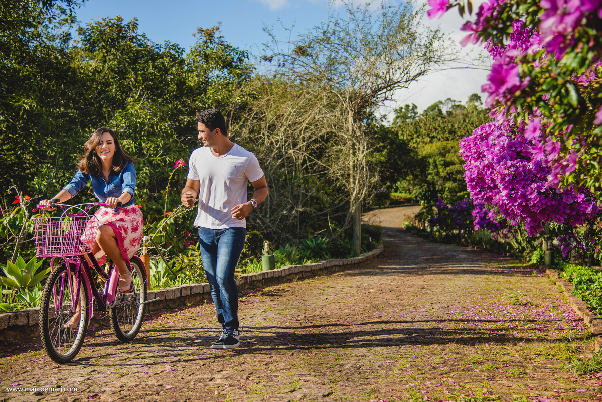pre casamento, e session, save the date, flores, pedra azul, ensaio romantico, fotografo do espírito santo, fotografia de casamento,  campo de flores,