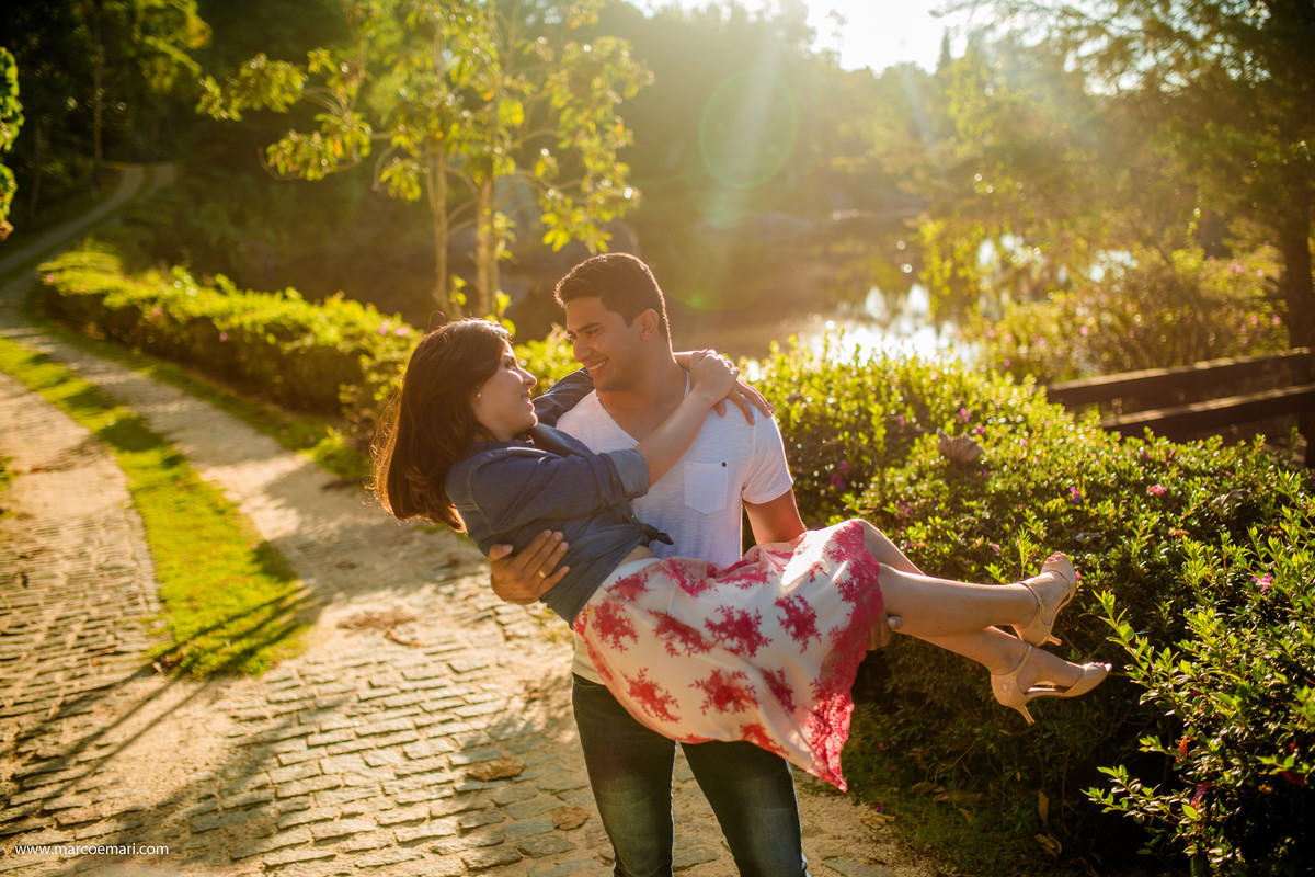 pre casamento, e session, save the date, flores, pedra azul, ensaio romantico, fotografo do espírito santo, fotografia de casamento,  campo de flores,