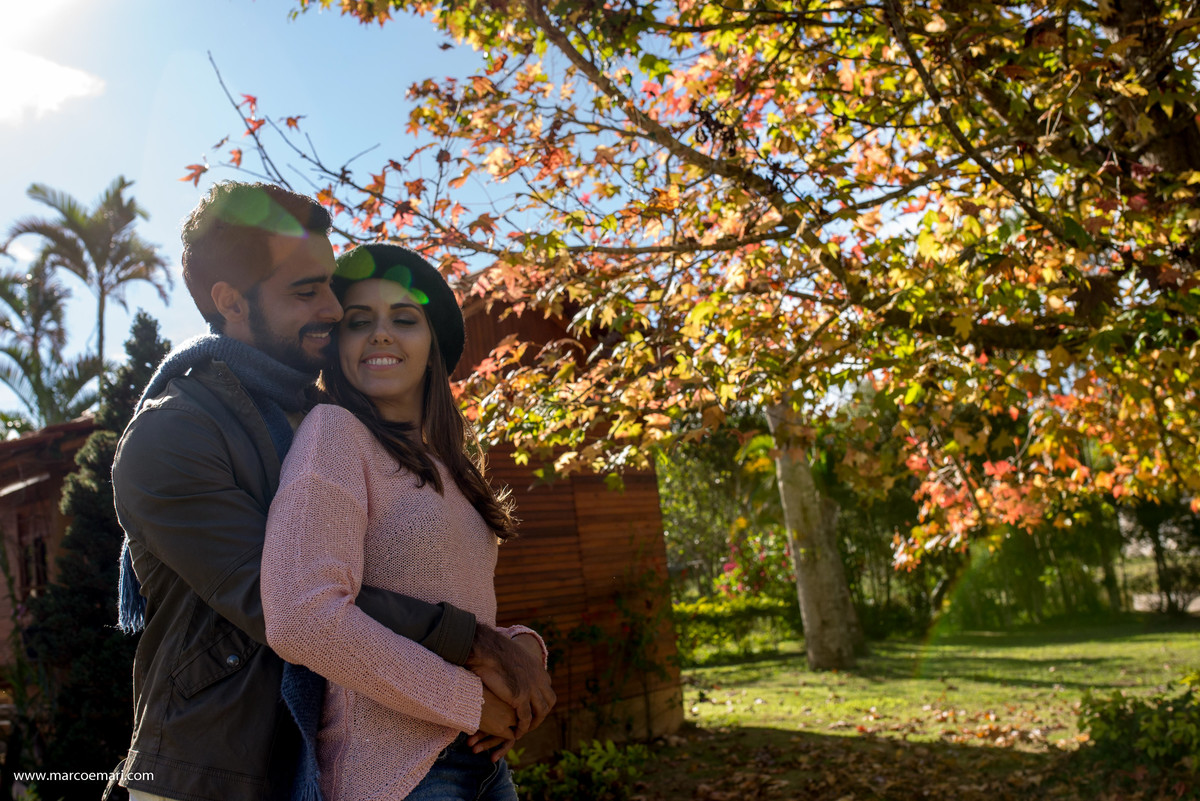 pre casamento, e session, save the date, pedra azul, ensaio romantico, fotografo do espírito santo, fotografia de casamento, folhas secas, outono, por do sol