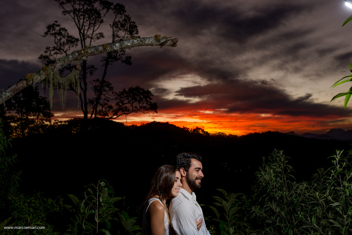 pre casamento, e session, save the date, pedra azul, ensaio romantico, fotografo do espírito santo, fotografia de casamento, folhas secas, outono, por do sol