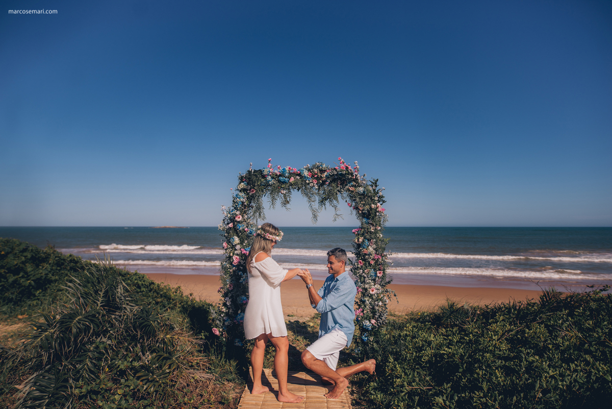 pedidodecasamentosurpresa-noivado-bride-casamento-casamentonapraia-noivadonapraia-arcodeflores-marcosemarifotografias-ensaioromantico-precasamento-lovestory
