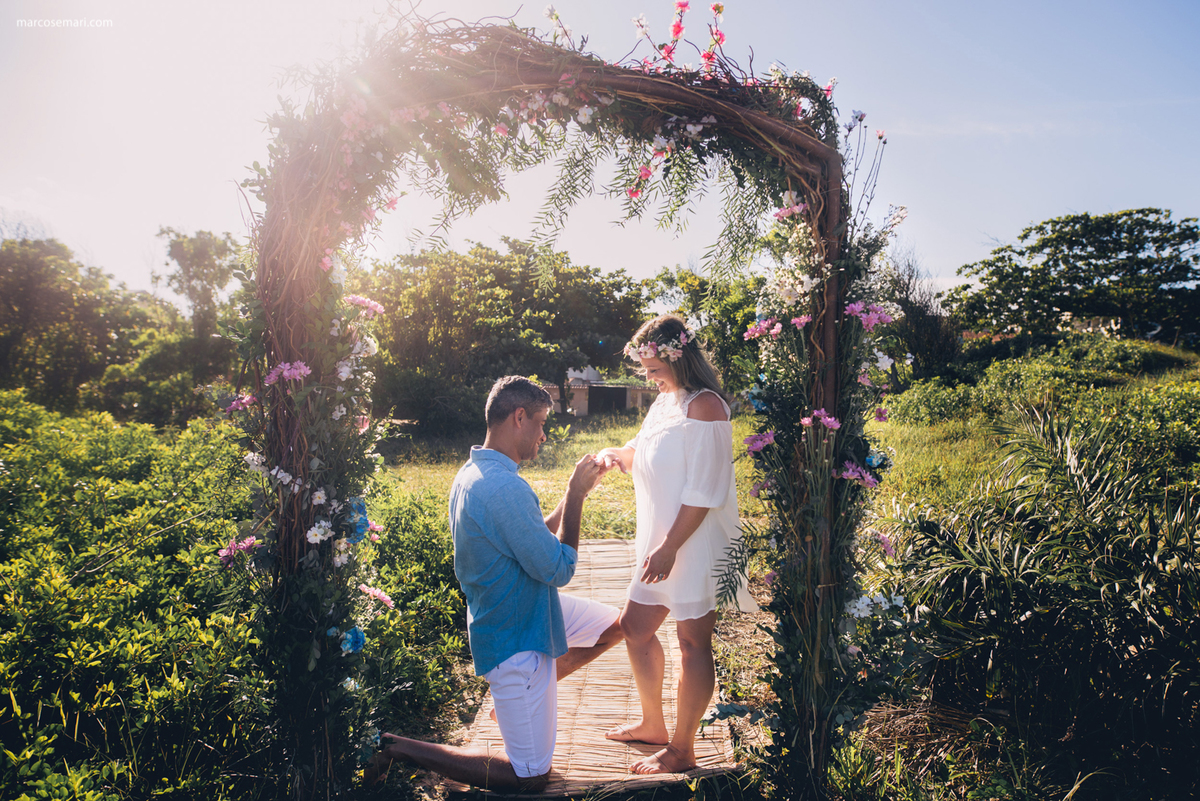pedidodecasamentosurpresa-noivado-bride-casamento-casamentonapraia-noivadonapraia-arcodeflores-marcosemarifotografias-ensaioromantico-precasamento-lovestory