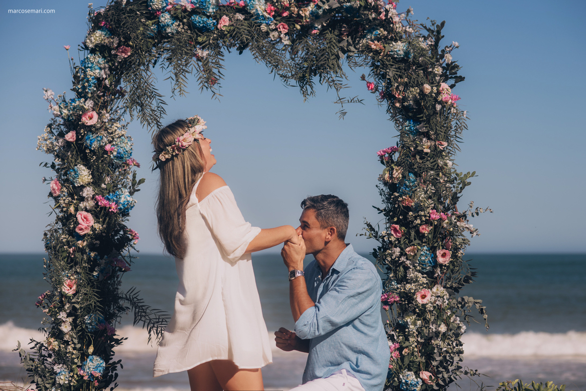 pedidodecasamentosurpresa-noivado-bride-casamento-casamentonapraia-noivadonapraia-arcodeflores-marcosemarifotografias-ensaioromantico-precasamento-lovestory