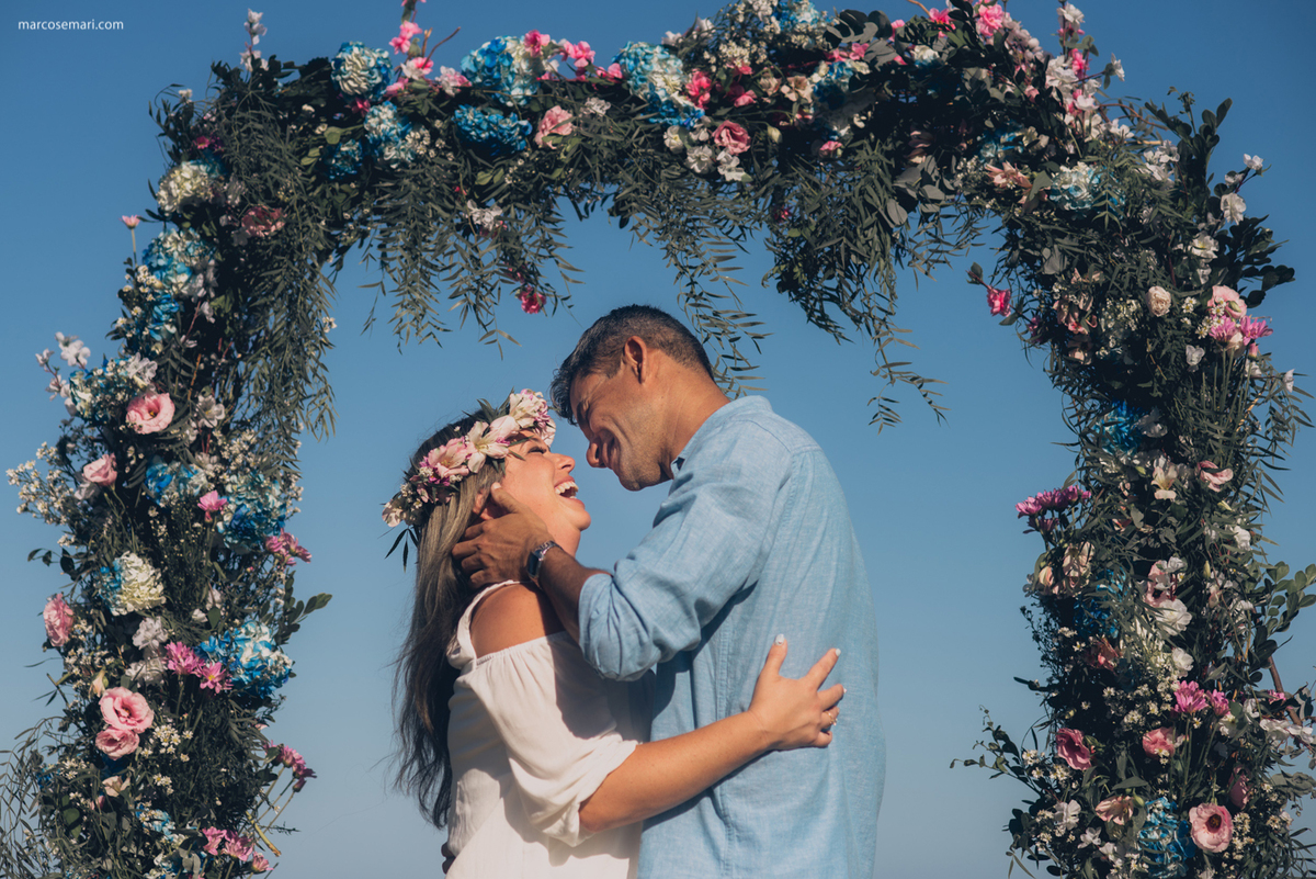 pedidodecasamentosurpresa-noivado-bride-casamento-casamentonapraia-noivadonapraia-arcodeflores-marcosemarifotografias-ensaioromantico-precasamento-lovestory