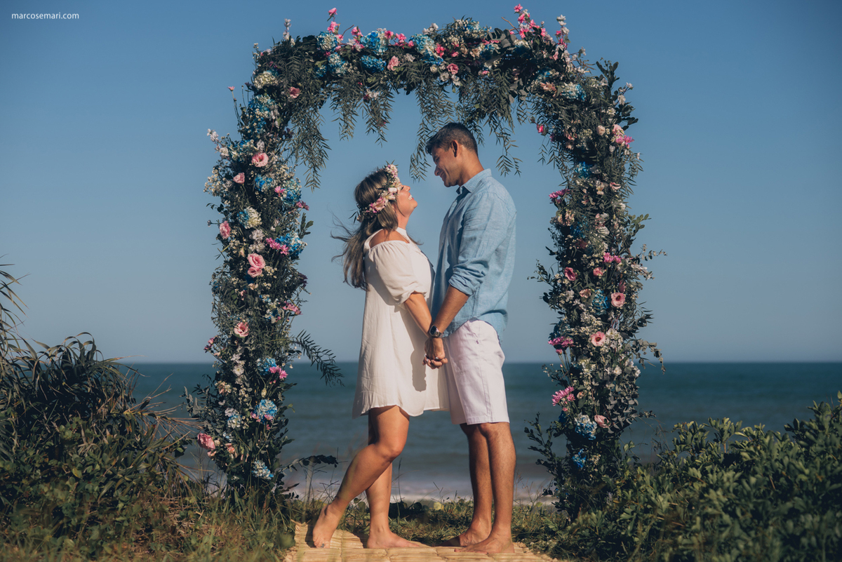 pedidodecasamentosurpresa-noivado-bride-casamento-casamentonapraia-noivadonapraia-arcodeflores-marcosemarifotografias-ensaioromantico-precasamento-lovestory