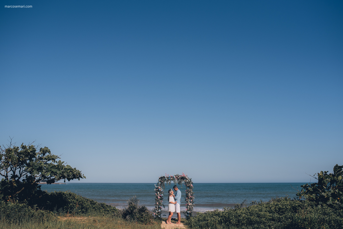 pedidodecasamentosurpresa-noivado-bride-casamento-casamentonapraia-noivadonapraia-arcodeflores-marcosemarifotografias-ensaioromantico-precasamento-lovestory