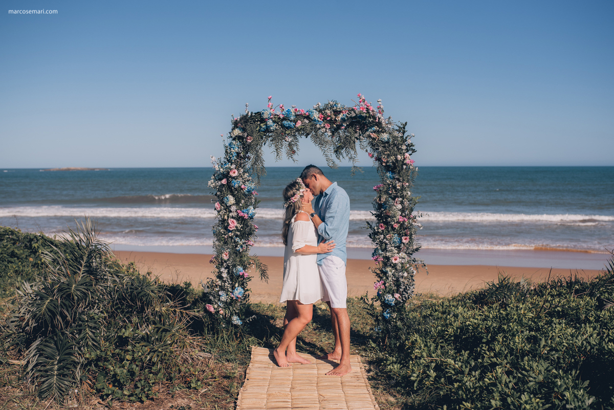 pedidodecasamentosurpresa-noivado-bride-casamento-casamentonapraia-noivadonapraia-arcodeflores-marcosemarifotografias-ensaioromantico-precasamento-lovestory