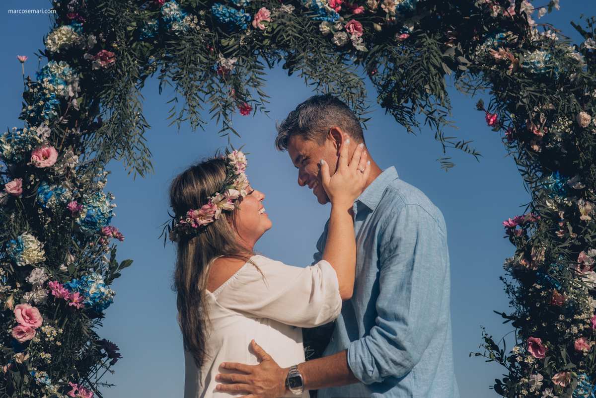 pedidodecasamentosurpresa-noivado-bride-casamento-casamentonapraia-noivadonapraia-arcodeflores-marcosemarifotografias-ensaioromantico-precasamento-lovestory