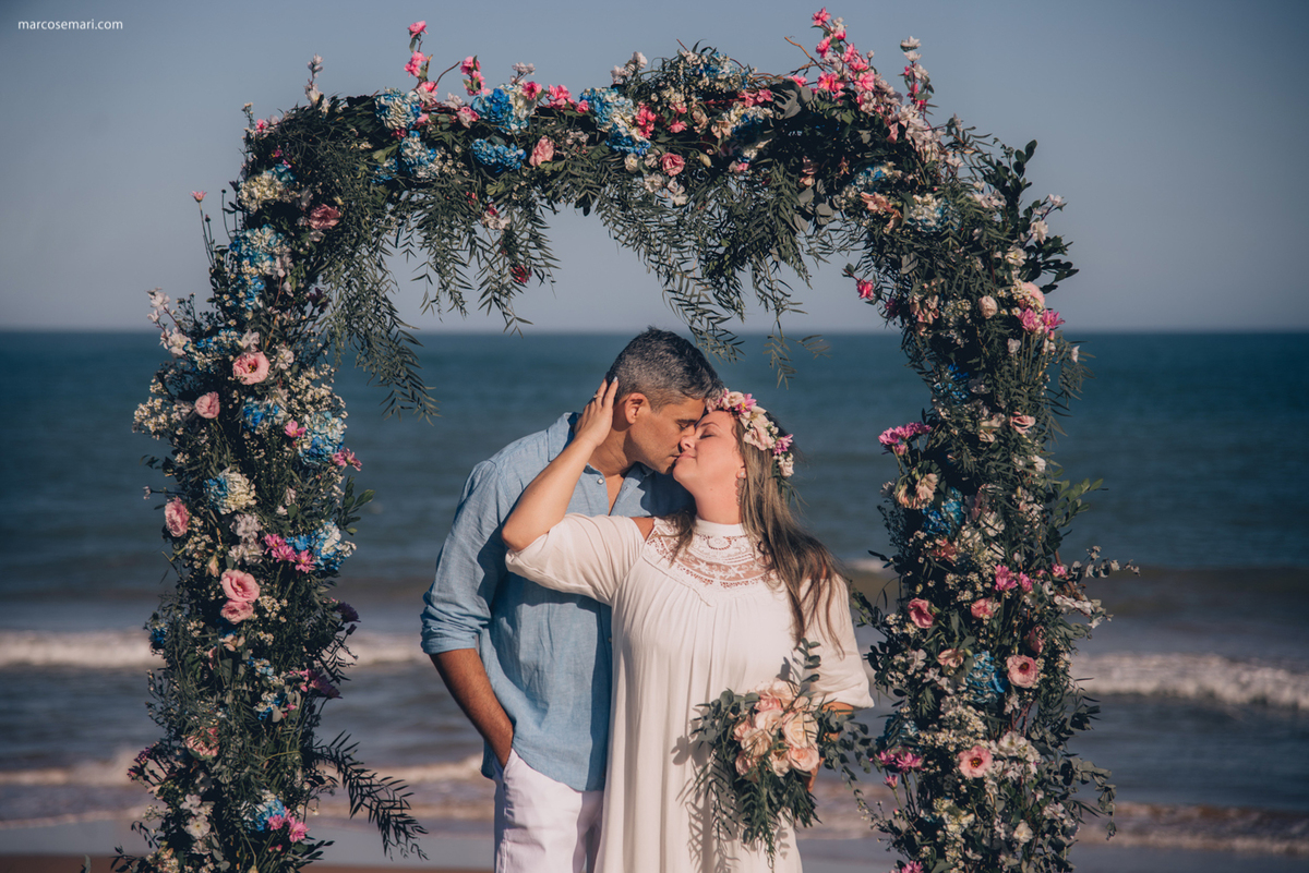pedidodecasamentosurpresa-noivado-bride-casamento-casamentonapraia-noivadonapraia-arcodeflores-marcosemarifotografias-ensaioromantico-precasamento-lovestory