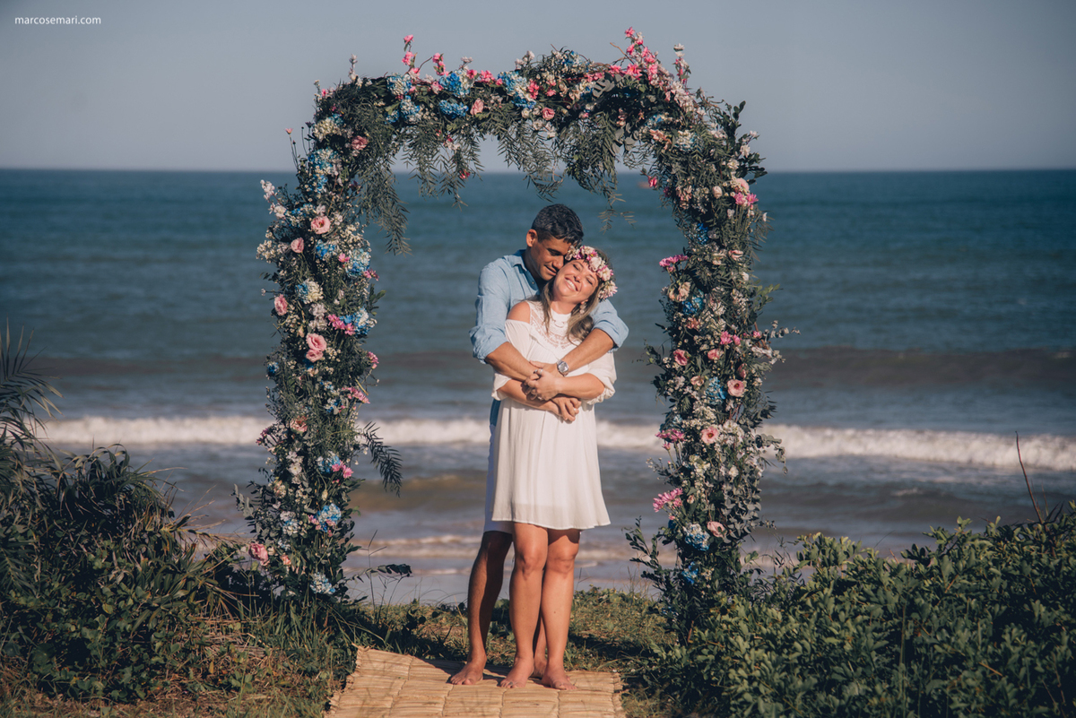 pedidodecasamentosurpresa-noivado-bride-casamento-casamentonapraia-noivadonapraia-arcodeflores-marcosemarifotografias-ensaioromantico-precasamento-lovestory