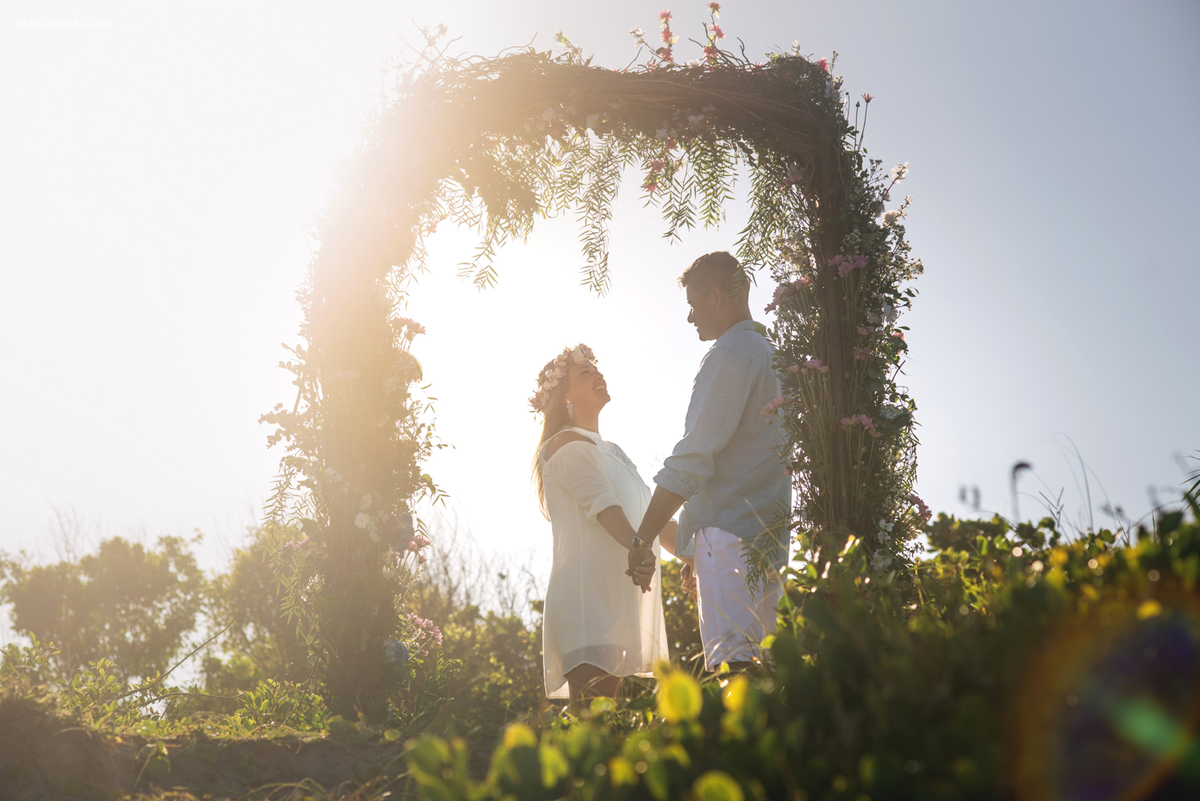 pedidodecasamentosurpresa-noivado-bride-casamento-casamentonapraia-noivadonapraia-arcodeflores-marcosemarifotografias-ensaioromantico-precasamento-lovestory