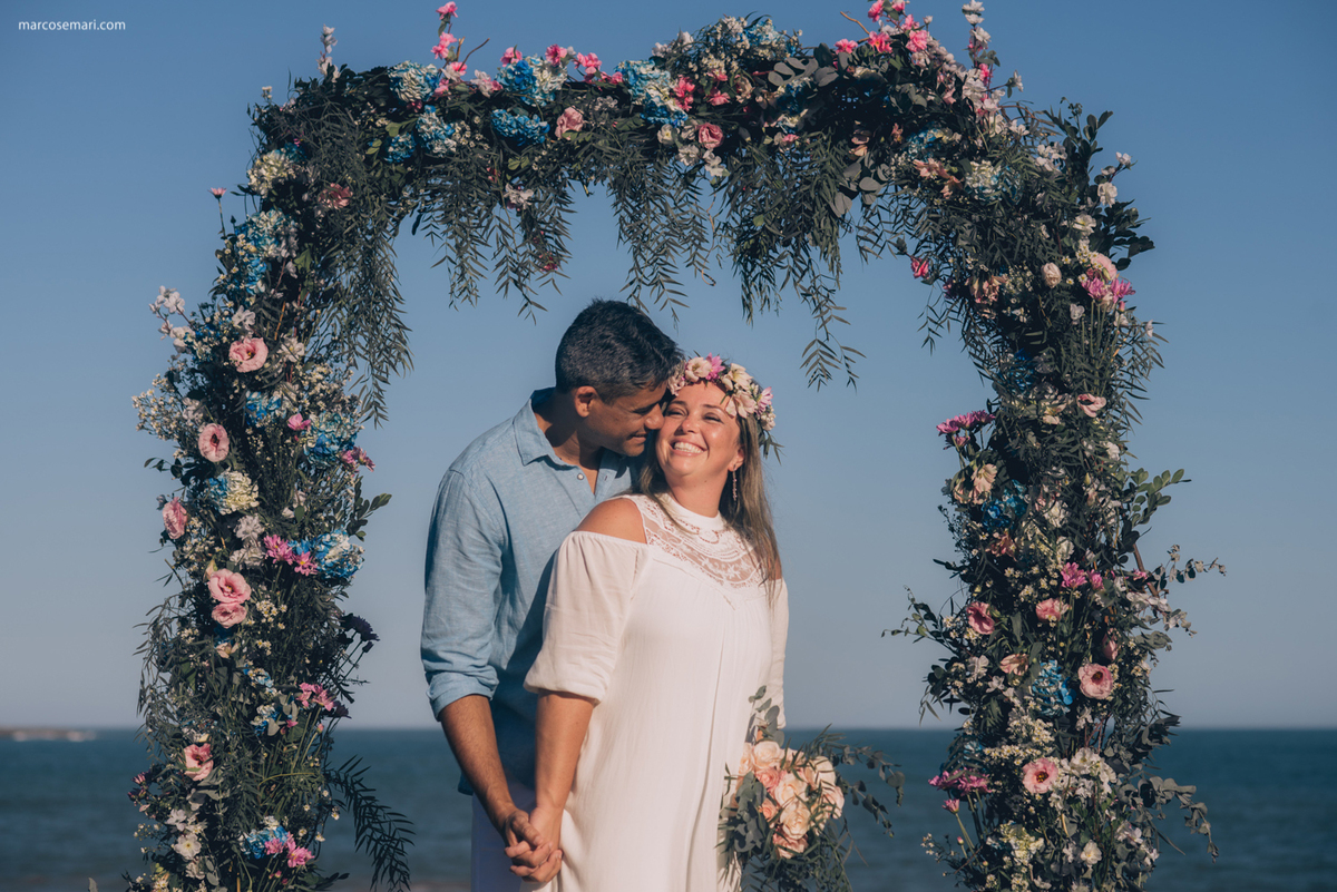 pedidodecasamentosurpresa-noivado-bride-casamento-casamentonapraia-noivadonapraia-arcodeflores-marcosemarifotografias-ensaioromantico-precasamento-lovestory