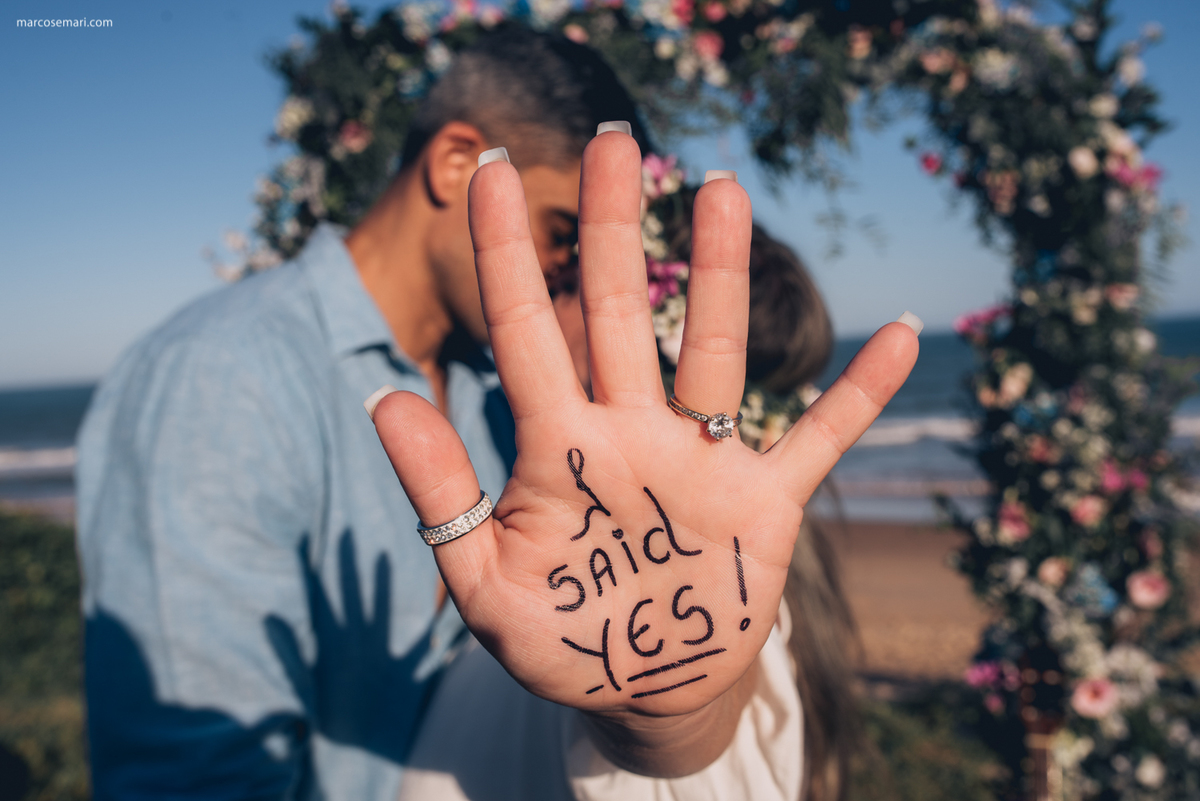 pedidodecasamentosurpresa-noivado-bride-casamento-casamentonapraia-noivadonapraia-arcodeflores-marcosemarifotografias-ensaioromantico-precasamento-lovestory