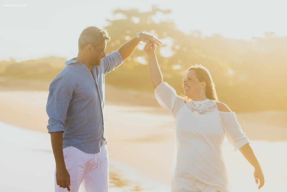 pedidodecasamentosurpresa-noivado-bride-casamento-casamentonapraia-noivadonapraia-arcodeflores-marcosemarifotografias-ensaioromantico-precasamento-lovestory