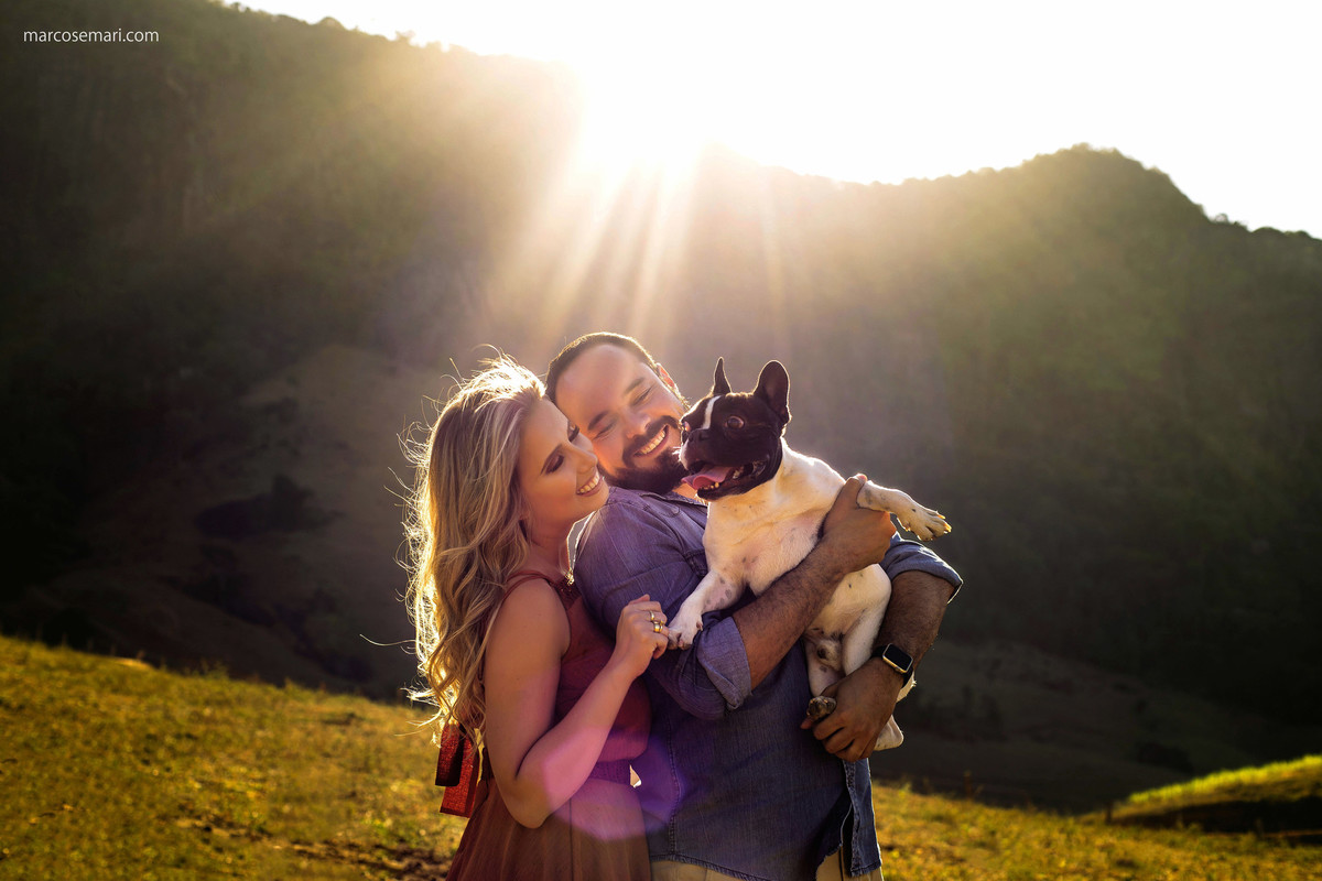 esession; ensaio pre casamento; bulldog francês; marcosemarifotografias; wedding; bride; noivos; noiva; ensaio externo, animal de estimação; casal estiloso, lifestyle; blog casando no es; blog de casamento; blog detalhes que inspiram; 