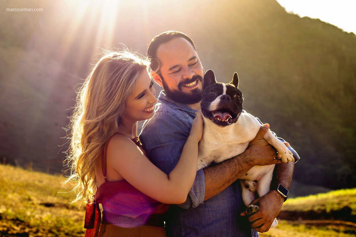 esession; ensaio pre casamento; bulldog francês; marcosemarifotografias; wedding; bride; noivos; noiva; ensaio externo, animal de estimação; casal estiloso, lifestyle; blog casando no es; blog de casamento; blog detalhes que inspiram; 