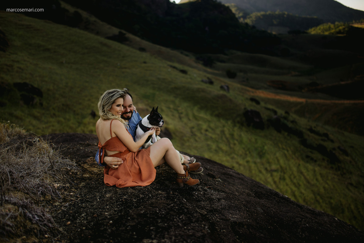 esession; ensaio pre casamento; bulldog francês; marcosemarifotografias; wedding; bride; noivos; noiva; ensaio externo, animal de estimação; casal estiloso, lifestyle; blog casando no es; blog de casamento; blog detalhes que inspiram; 