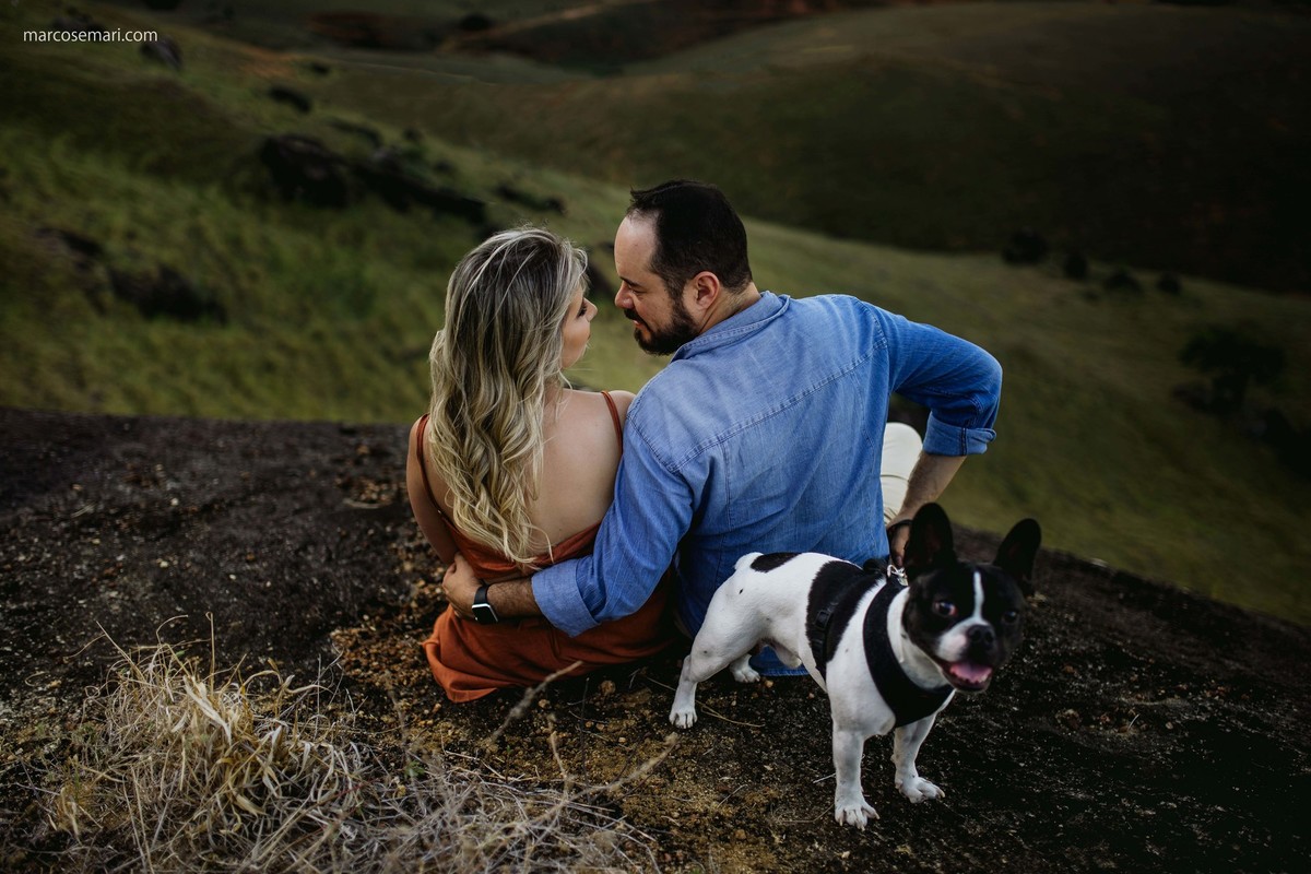 esession; ensaio pre casamento; bulldog francês; marcosemarifotografias; wedding; bride; noivos; noiva; ensaio externo, animal de estimação; casal estiloso, lifestyle; blog casando no es; blog de casamento; blog detalhes que inspiram; 