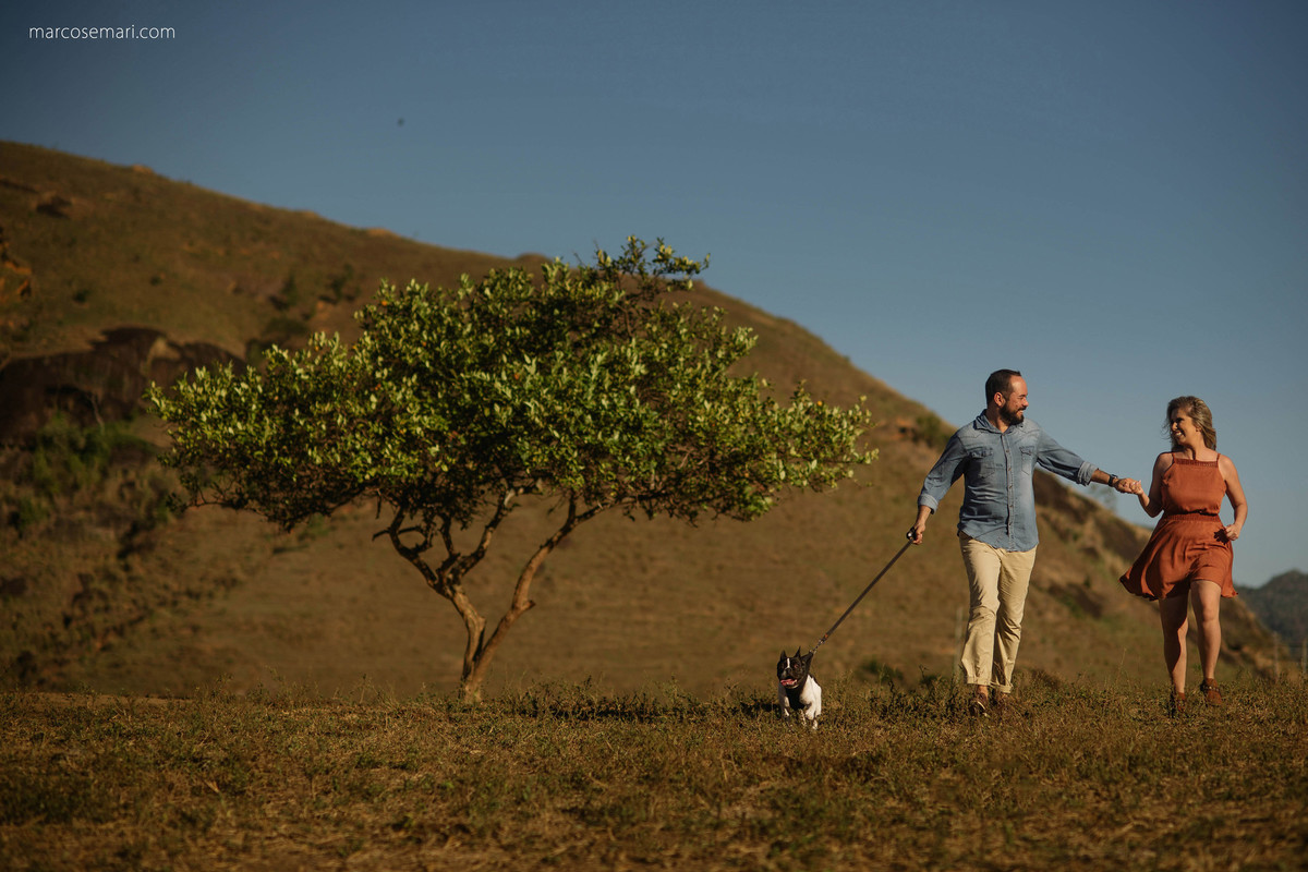 esession; ensaio pre casamento; bulldog francês; marcosemarifotografias; wedding; bride; noivos; noiva; ensaio externo, animal de estimação; casal estiloso, lifestyle; blog casando no es; blog de casamento; blog detalhes que inspiram; 