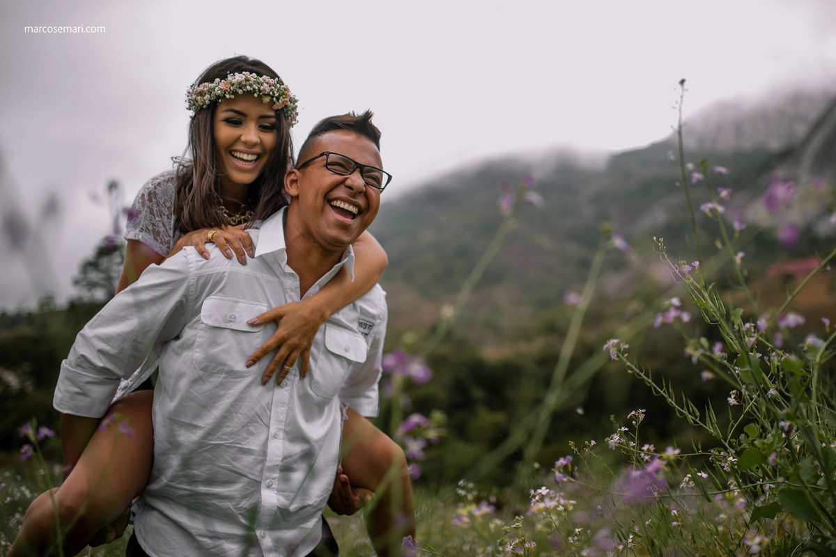 cerejeiras-ensaio-pre-wedding-adna-betinho-pedra-azul-es-fotos-no-campodeflores-es-noivas-casamentos-es-fotografos-marcos-e-mari-fotografias