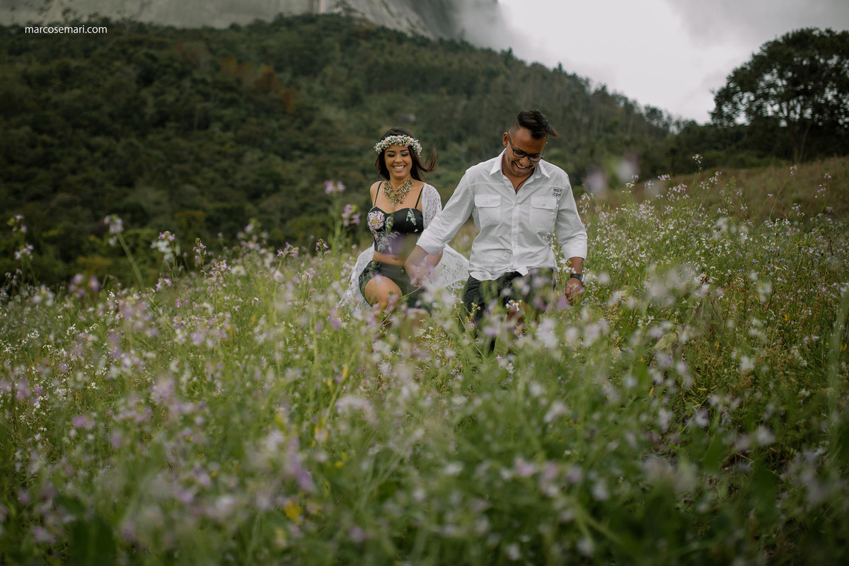 cerejeiras-ensaio-pre-wedding-adna-betinho-pedra-azul-es-fotos-no-campodeflores-es-noivas-casamentos-es-fotografos-marcos-e-mari-fotografias