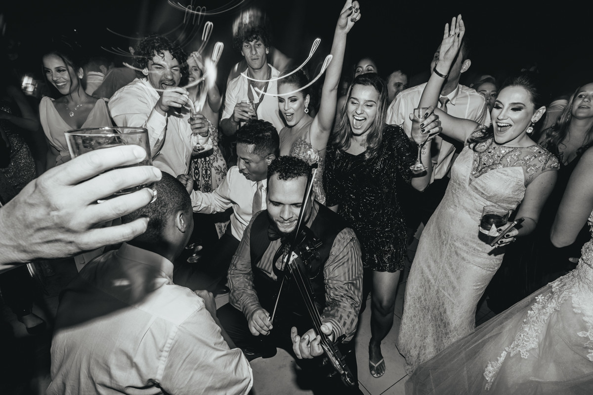 fotos-casamento-juerodrigo-noiva-marcosemarifotografias-itamaratyhall-maisonrosee-salaoma-violinelive-batukar