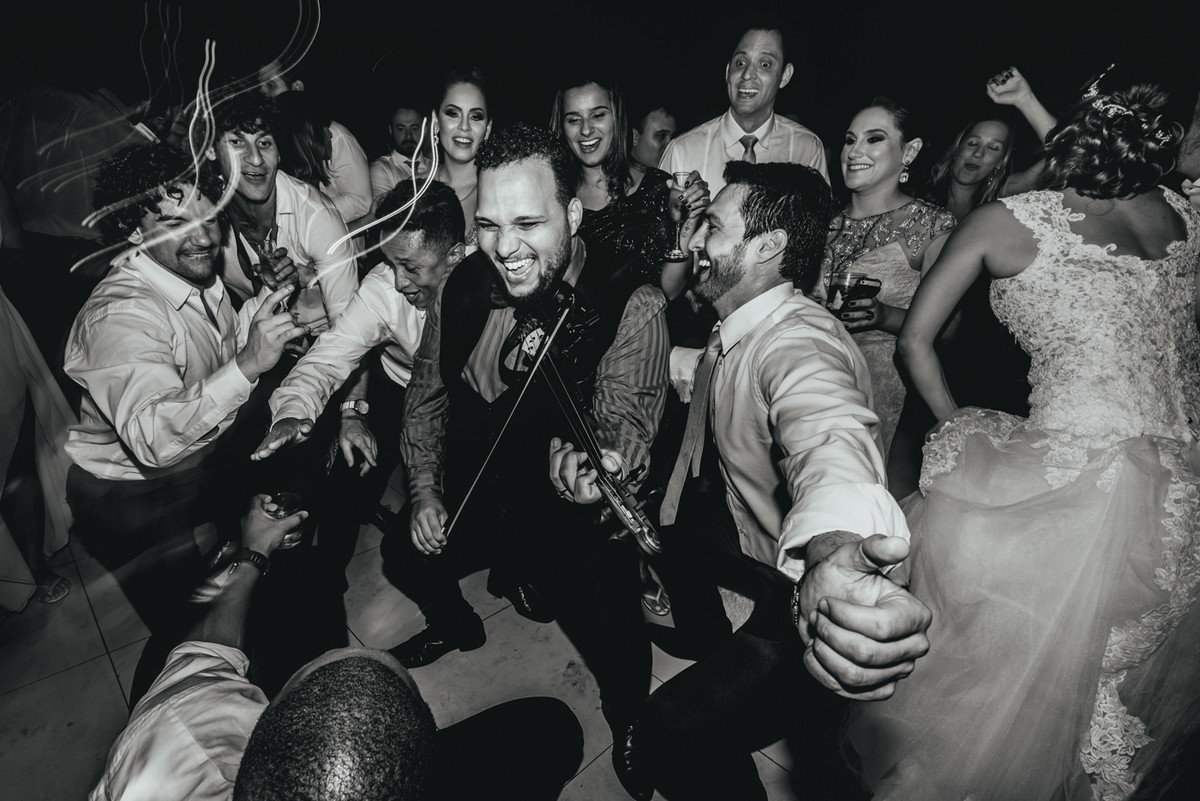 fotos-casamento-juerodrigo-noiva-marcosemarifotografias-itamaratyhall-maisonrosee-salaoma-violinelive-batukar