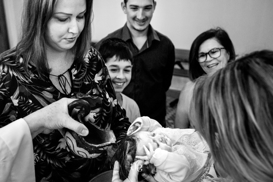 fotos do momento do batizado na igreja de riozinho, rio grande do sul