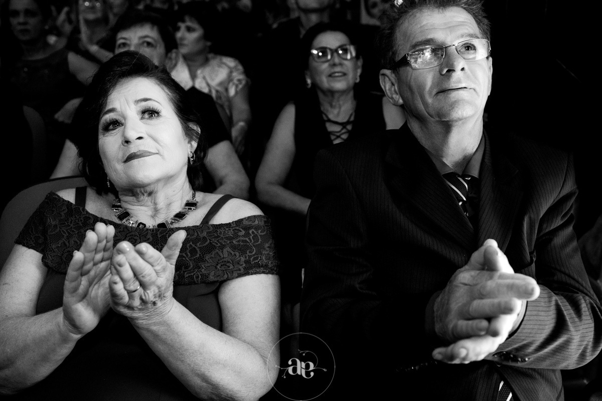 pais emocionados na homenagem da formatura