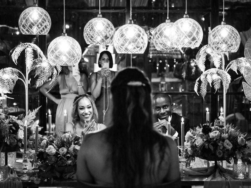 Melhor amiga a sorrir com carinho para a noiva