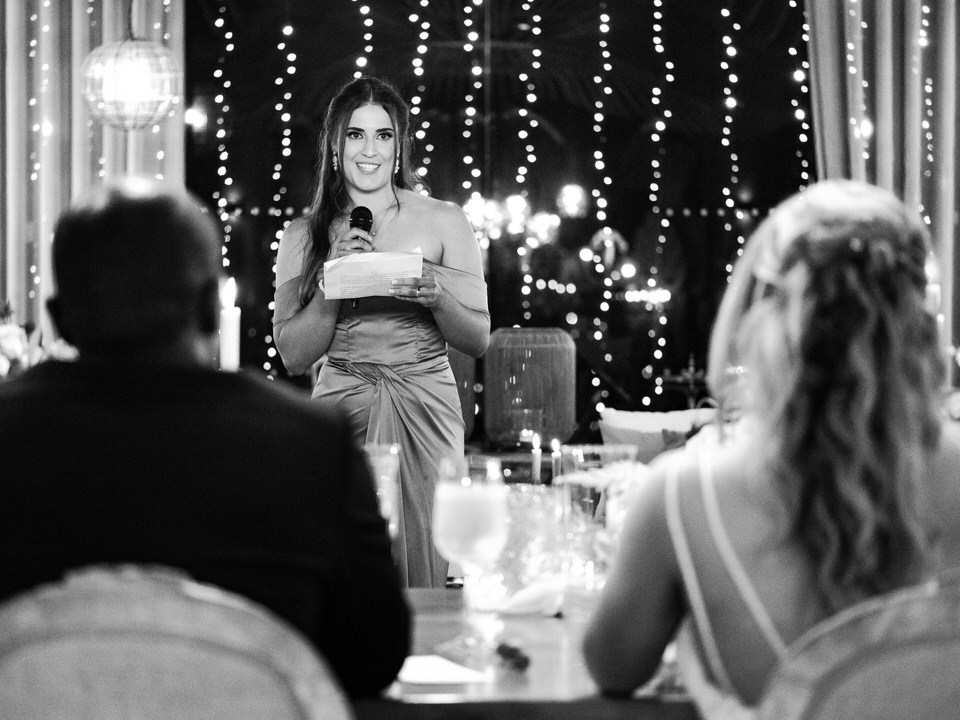 Melhor amiga da noiva a fazer discurso com microfone