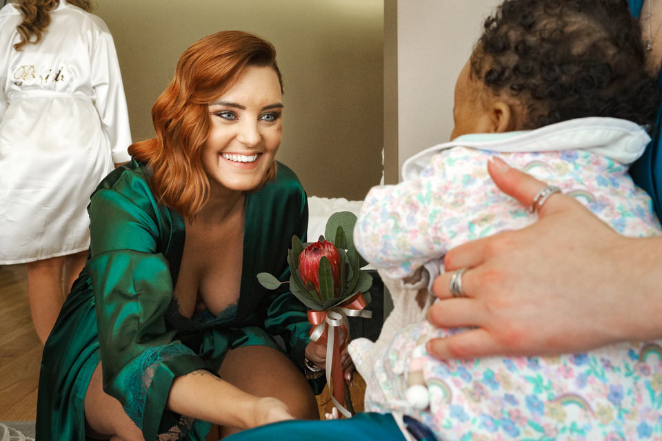 Convidada a brincar com bebé durante o evento