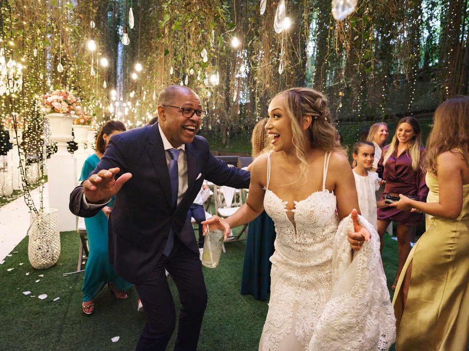 Dança emotiva entre a noiva e o pai durante a receção