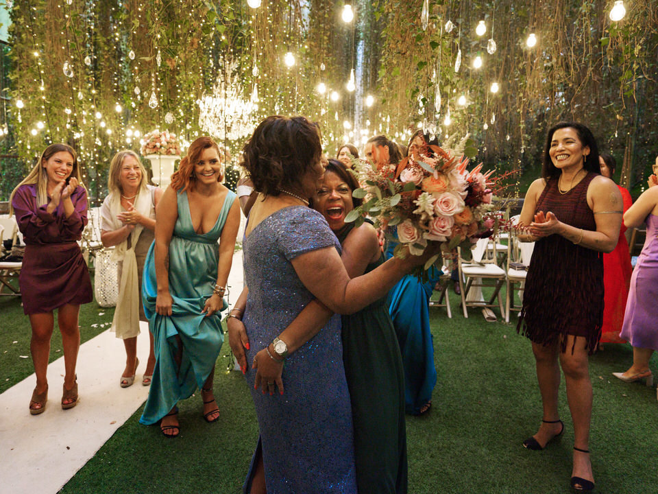 Grupo de convidados a dançar animadamente na pista