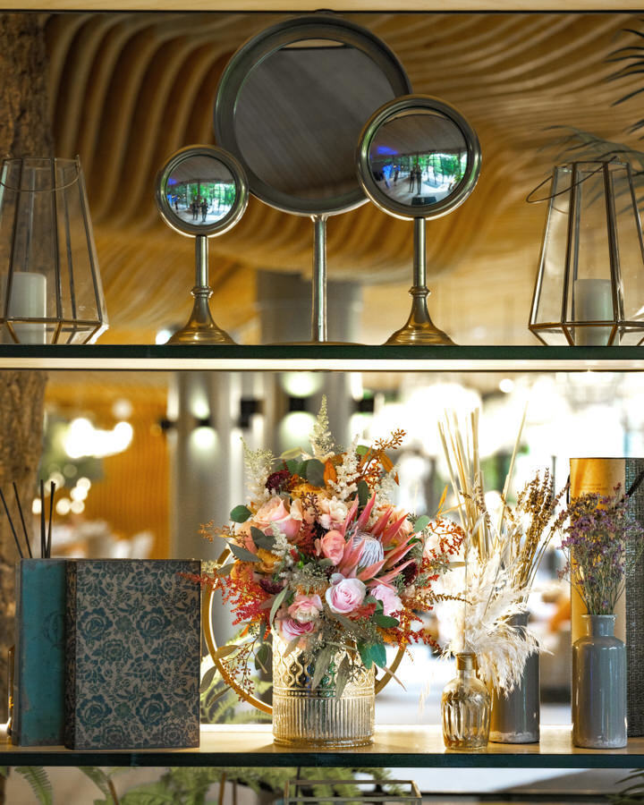 Detalhe da decoração do altar com flores tropicais