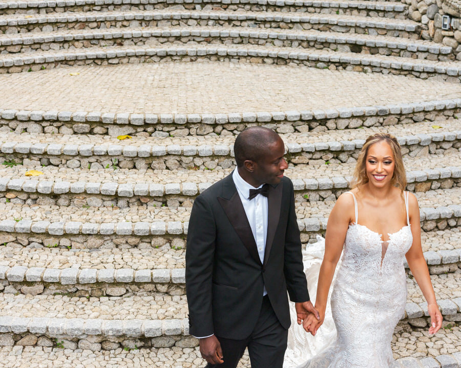 Noiva e noivo de mãos dadas a caminho da cerimónia