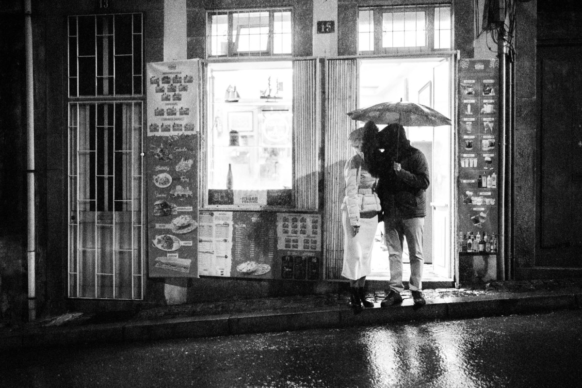 rain, photoshoot, engagement session, bride and groom,  porto, cais de gaia