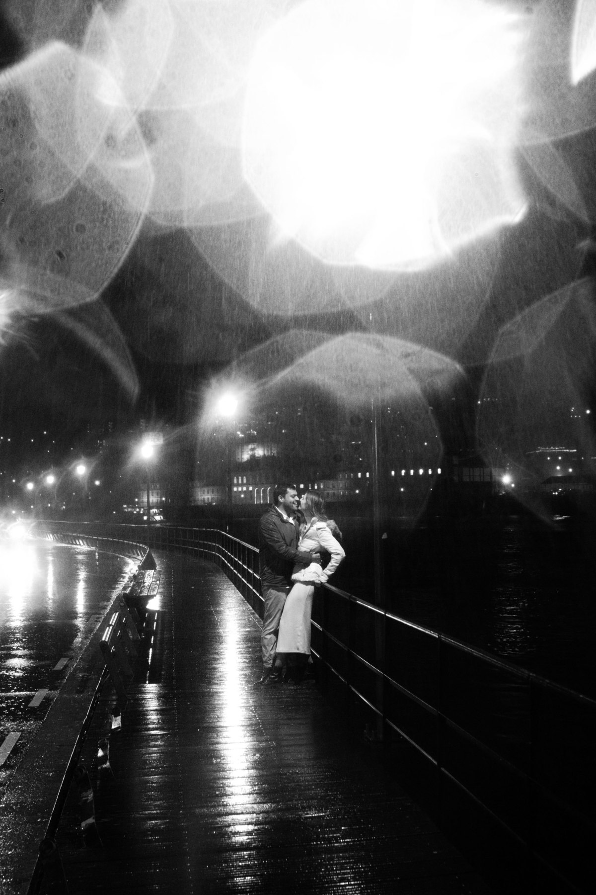 rain, douro river, rio douro, porto, wedding, couple, photo, video, love, memories, emotional, rain, winter, filipe santos fotografia