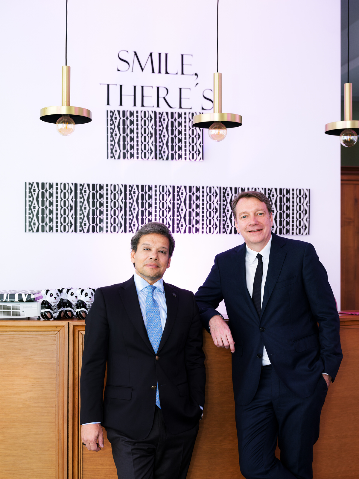 Miguel Veles, CEO da Unlock Boutique Hotels, a tirar foto com outro orador.