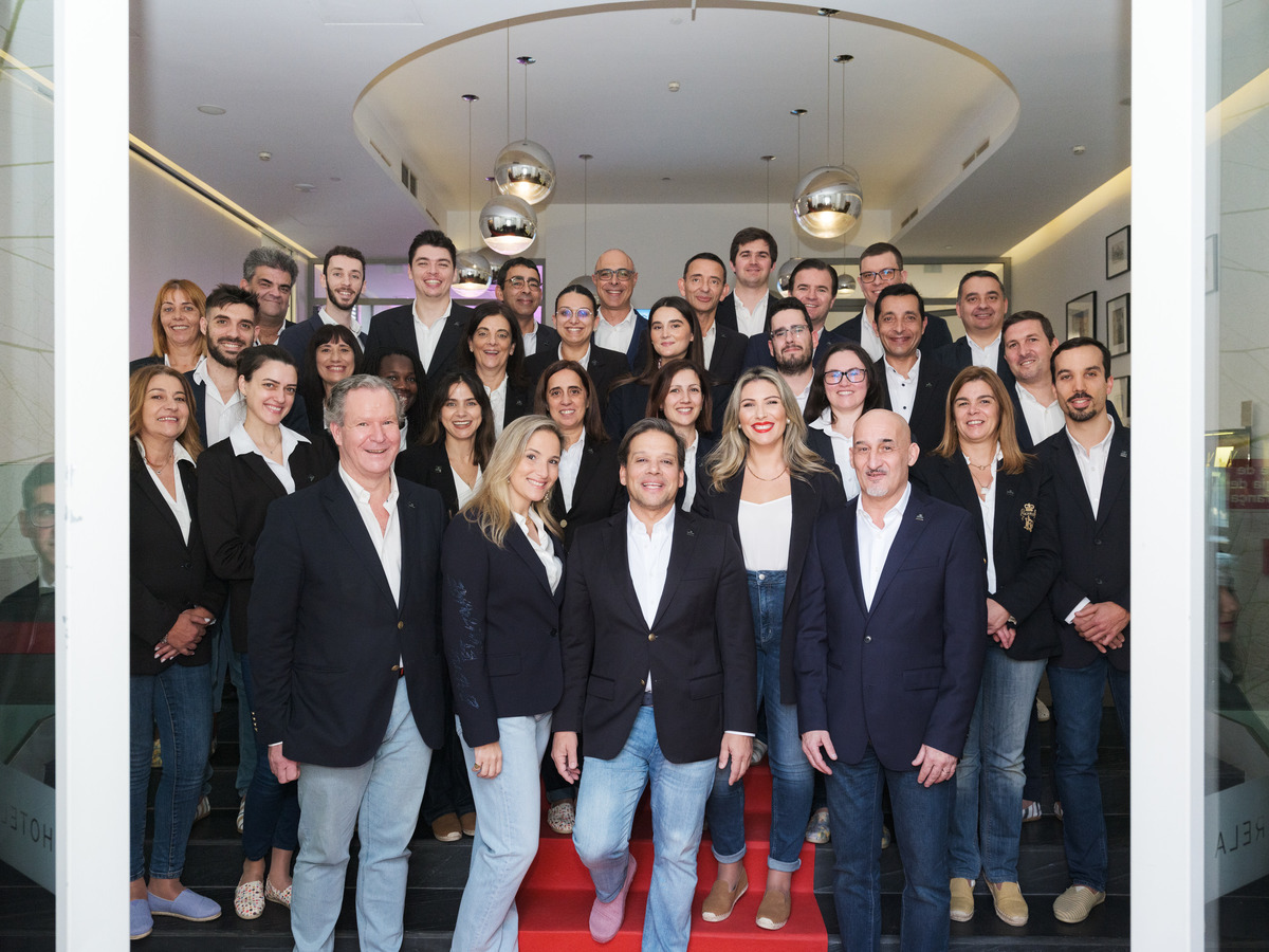 Foto de grupo com os oradores e participantes no evento corporativo.