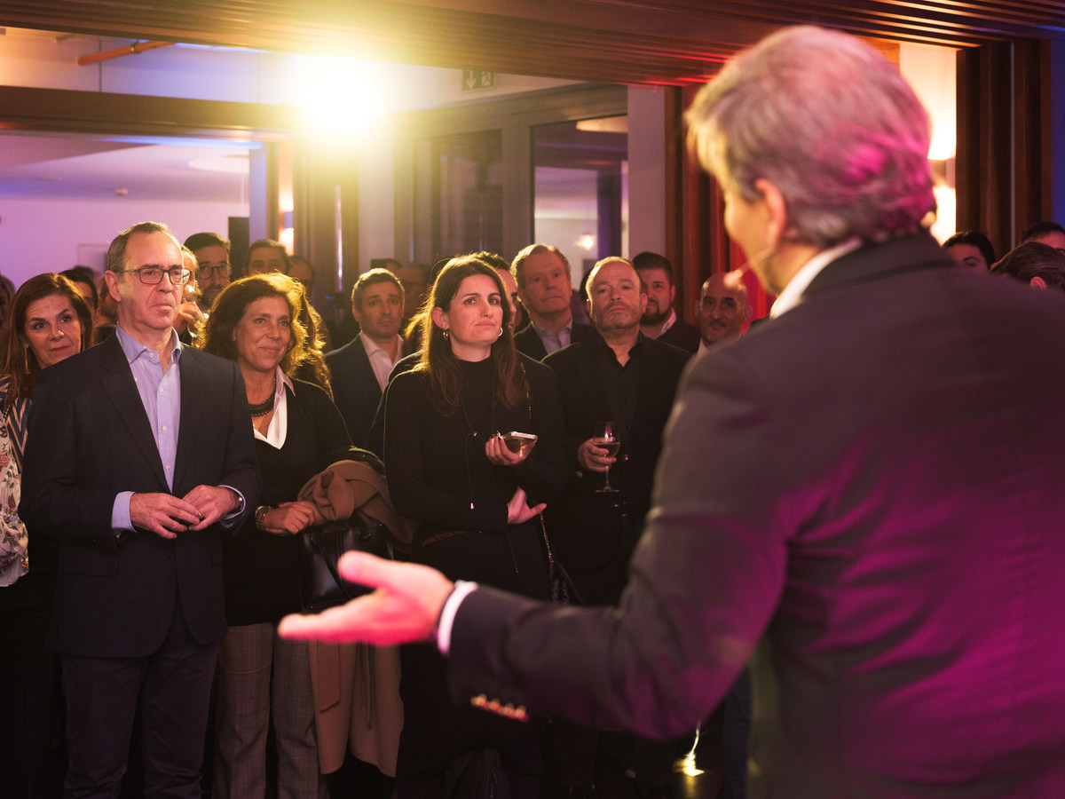 Carlos Manuel Sales Abade Presidente do Conselho Diretivo do Turismo de Portugal a ver Miguel velez no palco.