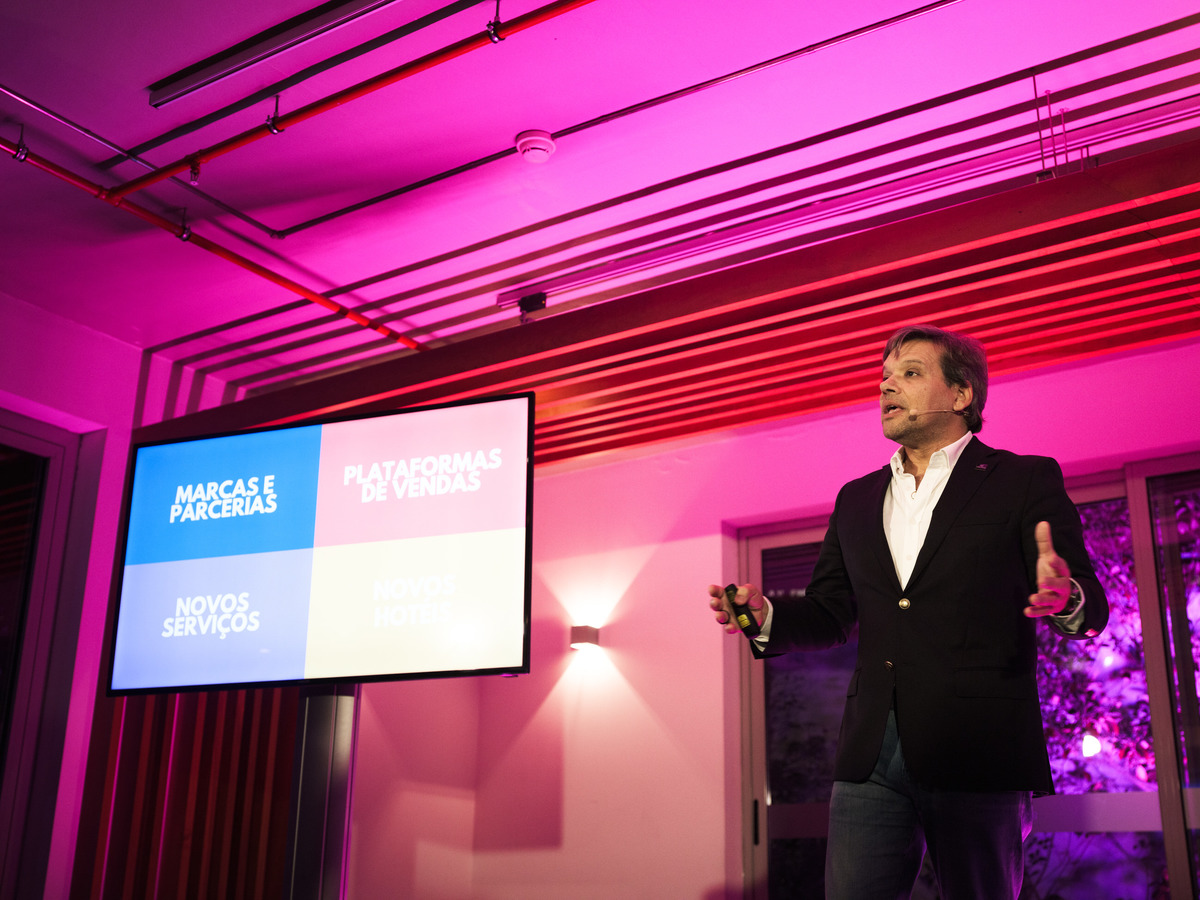 Orador Miguel Velez CEO unlock boutiques hotels a fazer um discurso