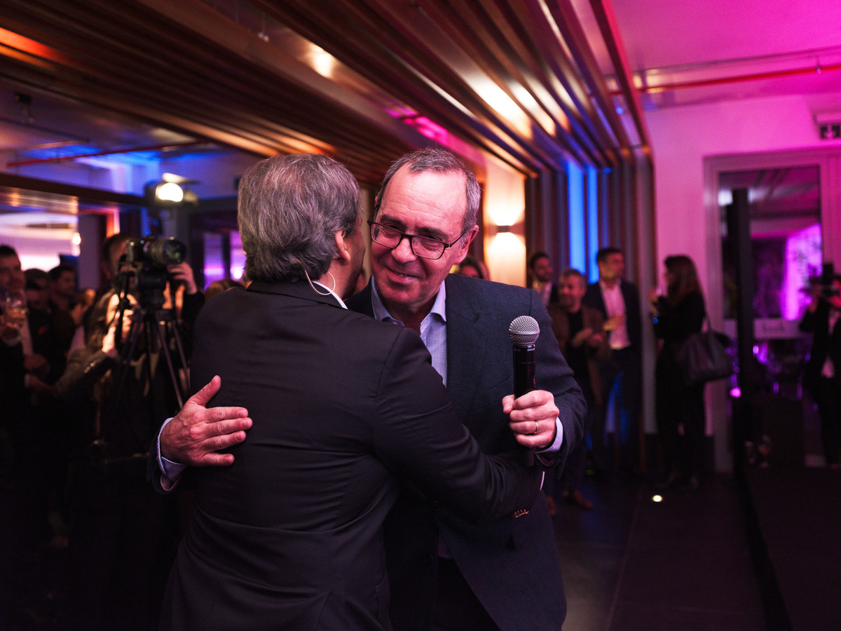 Carlos Manuel Sales Abade Presidente do Conselho Diretivo do turismo em Portugal abraçando Miguel velez antes de entrar em palco