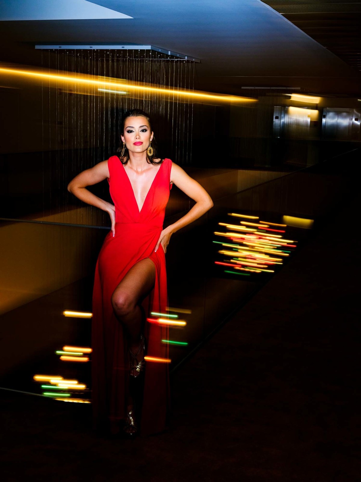 Retrato de Telma Madeira com look glamoroso em vestido vermelho.fotografia profissional, fotografia de moda, video promocional, product photography