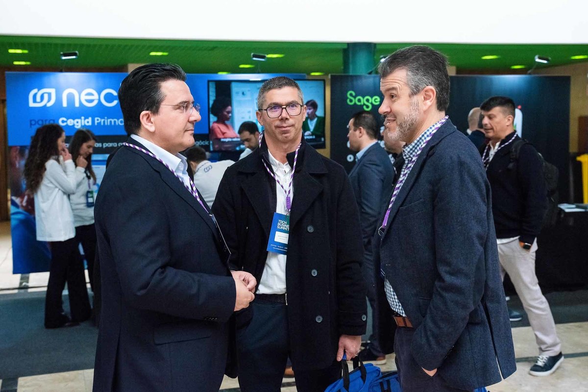 Momento espontâneo com apresentador a rir-se com o público após uma pergunta descontraída.