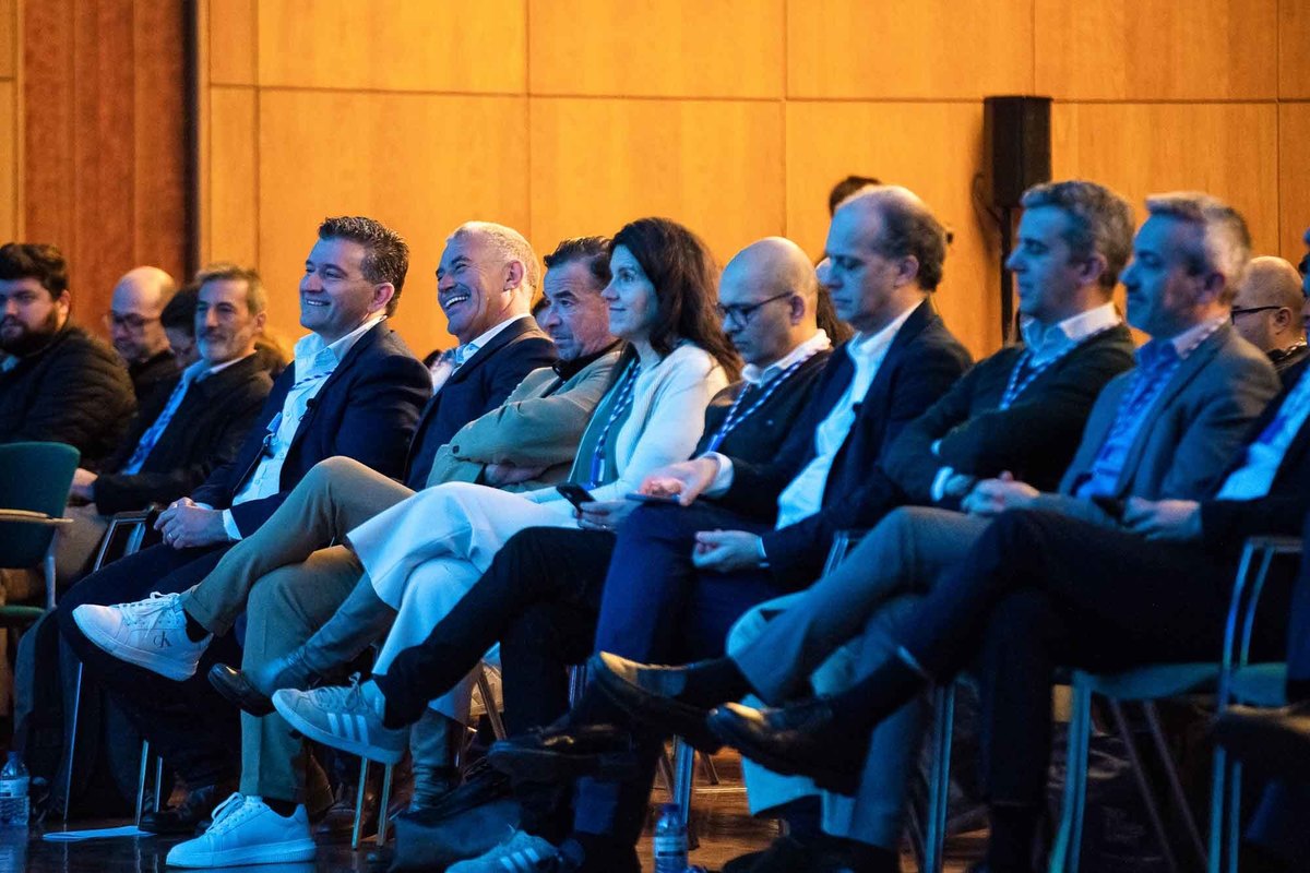 Foto da plateia sentada vista da linha da frente, comAntónio Teixeira
CEO – PONTUAL IT Business Solutions e Emidio Sousa, Presidente da Camara Municipal de santa maria  