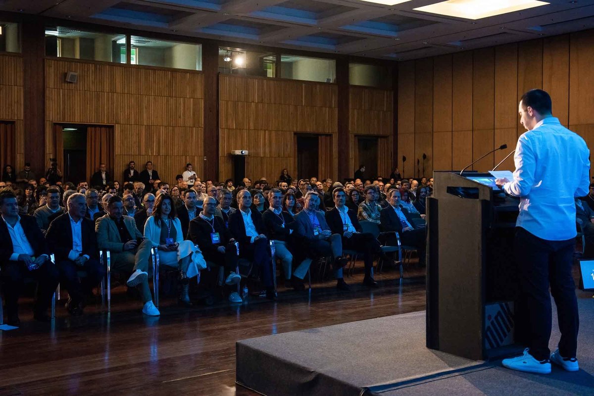 Publico atento a apresentaçao no auditorio do Europarque.