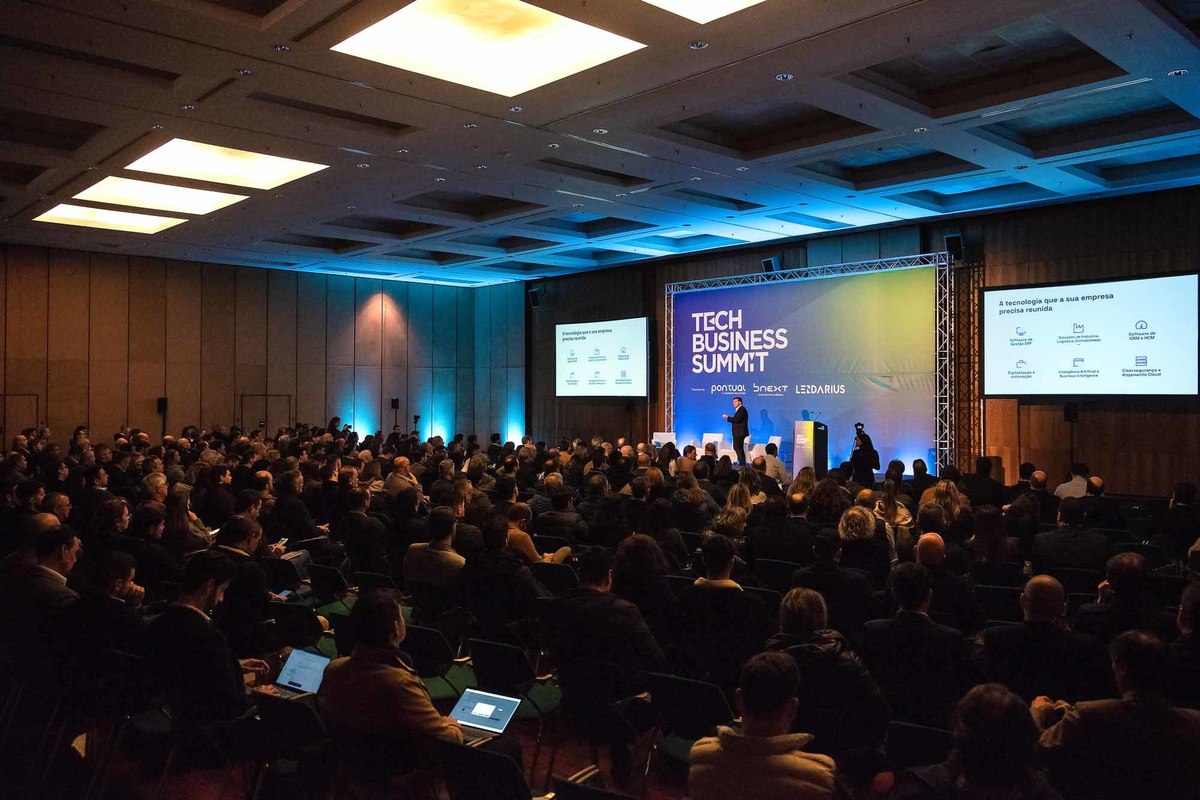 Público atento às apresentações no auditório do Europarque.